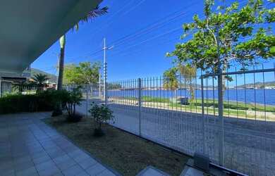 Imagem: A casa possui 4 Dormitórios, 4 Banheiros, 2 Vagas na garagem