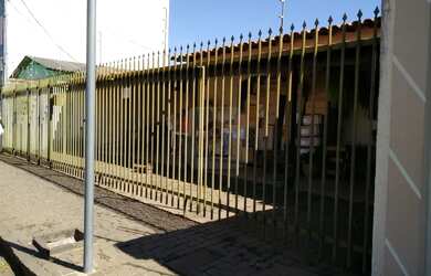 Imagem: A casa possui 3 Dormitórios, 1 Banheiro, 3 Vagas na garagem