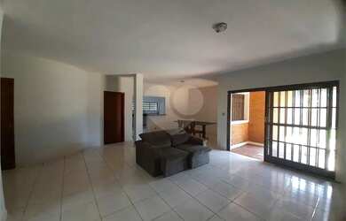 Imagem: A casa possui 4 Dormitórios, 5 Banheiros, 5 Vagas na garagem