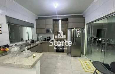 Imagem: A casa possui 3 Dormitórios, 2 Banheiros, 2 Vagas na garagem