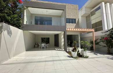 Imagem: A casa em condomínio possui 5 Dormitórios, 4 Banheiros, 2