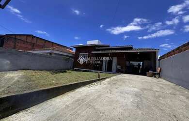 Imagem: A casa possui 2 Dormitórios, 2 Banheiros, 1 Vaga na garagem