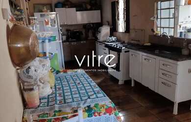 Imagem: A casa possui 3 Dormitórios, 2 Banheiros, 2 Vagas na garagem