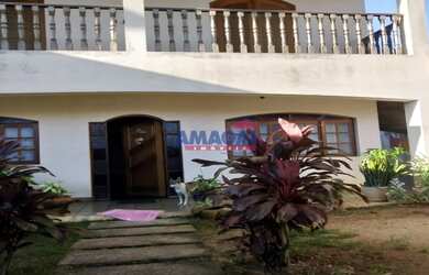 Imagem: A casa possui 4 Dormitórios, 2 Banheiros, 2 Vagas na garagem