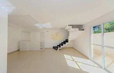 Imagem: A casa possui 3 Dormitórios, 1 Banheiro, 2 Vagas na garagem