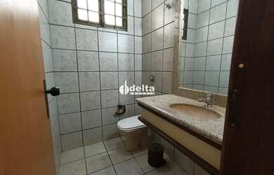 Imagem 7: Casa disponível para locação ou venda no bairro Jardim Karaíba em...