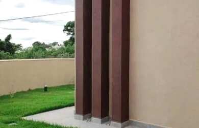 Imagem: A casa possui 3 Dormitórios, 2 Banheiros, 2 Vagas na garagem