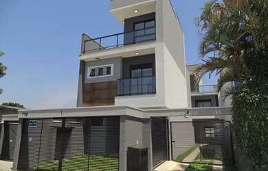 Imagem: A casa possui 3 Dormitórios, 3 Banheiros, 2 Vagas na garagem