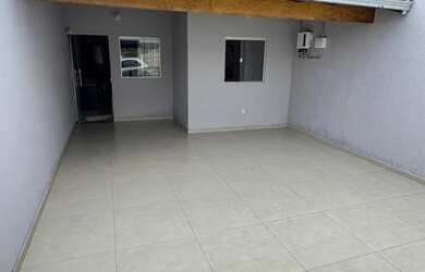 Imagem: A casa possui 2 Dormitórios, 1 Banheiro, 2 Vagas na garagem