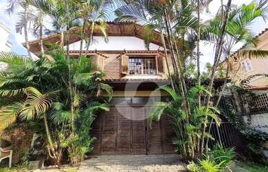 Imagem: A casa possui 4 Dormitórios, 3 Banheiros, 3 Vagas na garagem