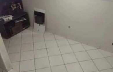 Imagem: A casa possui 2 Dormitórios, 2 Banheiros, 2 Vagas na garagem