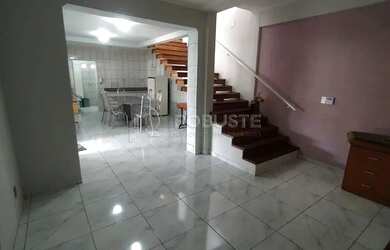 Imagem: A casa possui 2 Dormitórios, 2 Banheiros, 2 Vagas na garagem