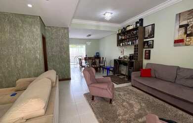 Imagem: A casa possui 3 Dormitórios, 3 Banheiros, 2 Vagas na garagem