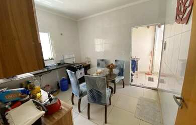 Imagem: A casa possui 3 Dormitórios, 2 Banheiros, 5 Vagas na garagem