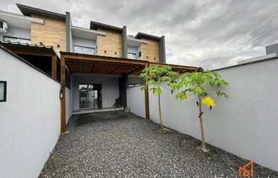 Imagem: A casa possui 3 Dormitórios, 2 Banheiros, 2 Vagas na garagem