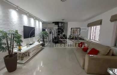 Imagem: A casa possui 4 Dormitórios, 3 Banheiros, 3 Vagas na garagem