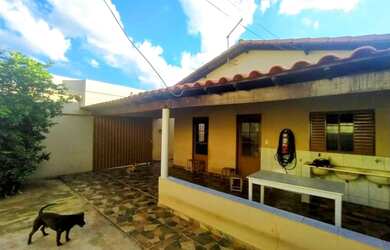 Imagem: A casa possui 2 Dormitórios, 1 Banheiro, 2 Vagas na garagem