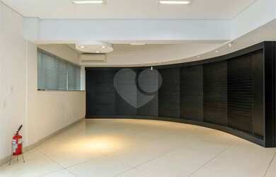 Imagem: O depósito possui 4 Vagas na garagem, 377m² de Área e está