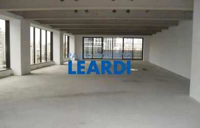 Imagem: O depósito possui 5 Vagas na garagem e 361m² de Área e está