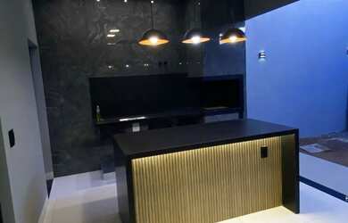 Imagem: A casa possui 3 Dormitórios, 3 Banheiros, 4 Vagas na garagem