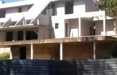 Imagem: A casa em condomínio possui 4 Dormitórios, 5 Banheiros, 3