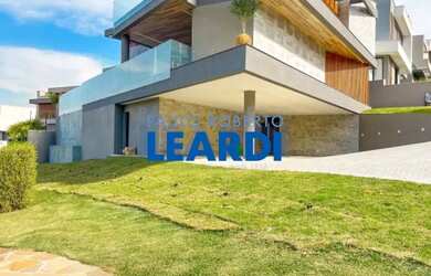 Imagem: A casa em condomínio possui 4 Dormitórios, 5 Banheiros, 5