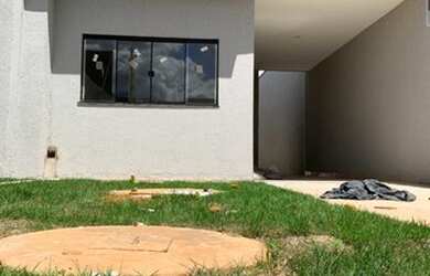 Imagem: A casa possui 2 Dormitórios, 2 Banheiros, 2 Vagas na garagem