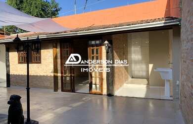 Imagem: A casa possui 3 Dormitórios, 3 Banheiros, 5 Vagas na garagem