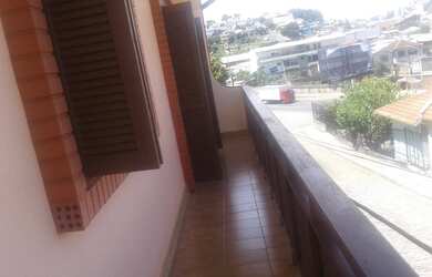 Imagem: A casa possui 4 Dormitórios, 3 Banheiros, 2 Vagas na garagem