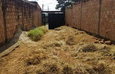 Imagem: A casa possui 2 Dormitórios, 1 Banheiro, 3 Vagas na garagem