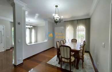 Imagem: A casa possui 4 Dormitórios, 4 Banheiros, 4 Vagas na garagem