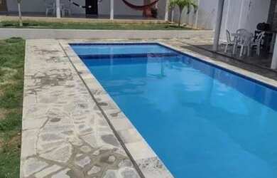 Imagem: A casa possui 2 Dormitórios e 5 Vagas na garagem e está localizado