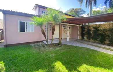 Imagem: A casa e possui 3 Dormitórios, Suítes, 2 Banheiros, 2 Vagas