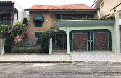 Imagem: A casa possui 4 Dormitórios, 3 Banheiros, 2 Vagas na garagem