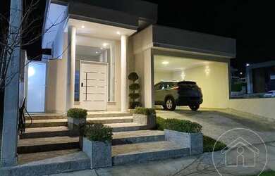 Imagem: A casa em condomínio possui 3 Dormitórios, 2 Banheiros, 4