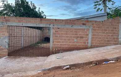 Imagem: A casa possui 2 Dormitórios, 1 Banheiro, 1 Vaga na garagem