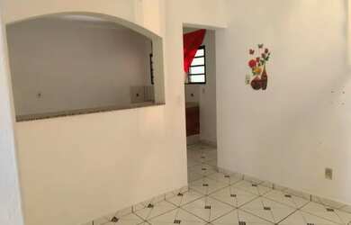 Imagem: A casa possui 2 Dormitórios, 1 Banheiro, 1 Vaga na garagem