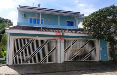 Imagem: A casa possui 4 Dormitórios, 3 Banheiros, 4 Vagas na garagem