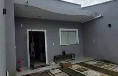 Imagem: A casa possui 2 Dormitórios, 2 Banheiros, 2 Vagas na garagem