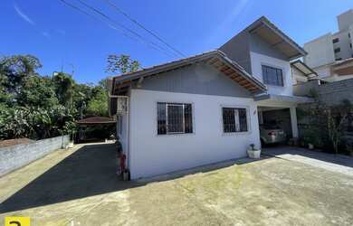 Imagem: A casa à venda possui 4 Dormitórios, 3 Banheiros, 2 Vagas