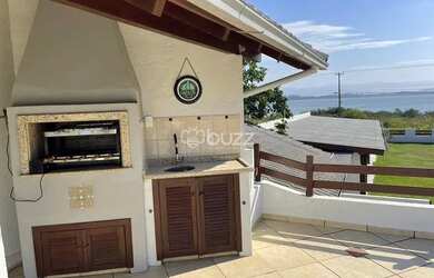 Imagem: A casa possui 5 Dormitórios, 5 Banheiros, 4 Vagas na garagem