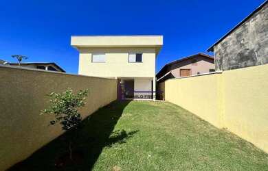 Imagem: A casa possui 3 Dormitórios, 2 Banheiros, 2 Vagas na garagem