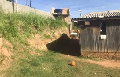 Imagem: A casa possui 2 Dormitórios, 1 Banheiro, 2 Vagas na garagem