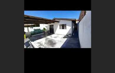 Imagem: A casa possui 4 Dormitórios, 2 Banheiros, 1 Vaga na garagem