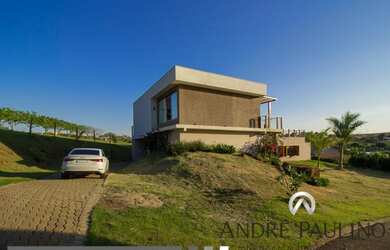 Imagem: A casa em condomínio possui 3 Dormitórios, 3 Banheiros, 270m²