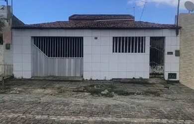 Imagem: A casa possui 3 Dormitórios, 3 Banheiros, 2 Vagas na garagem