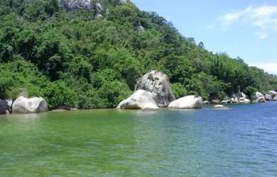 Imagem: A casa possui 3 Dormitórios, 2 Banheiros, 2 Vagas na garagem