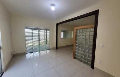 Imagem: A casa possui 2 Dormitórios, 1 Banheiro, 4 Vagas na garagem