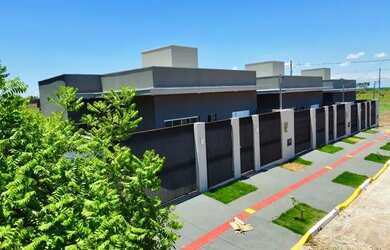 Imagem: A casa possui 2 Dormitórios, 2 Banheiros, 1 Vaga na garagem