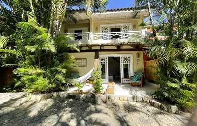 Imagem: A casa possui 3 Dormitórios, 3 Banheiros, 2 Vagas na garagem